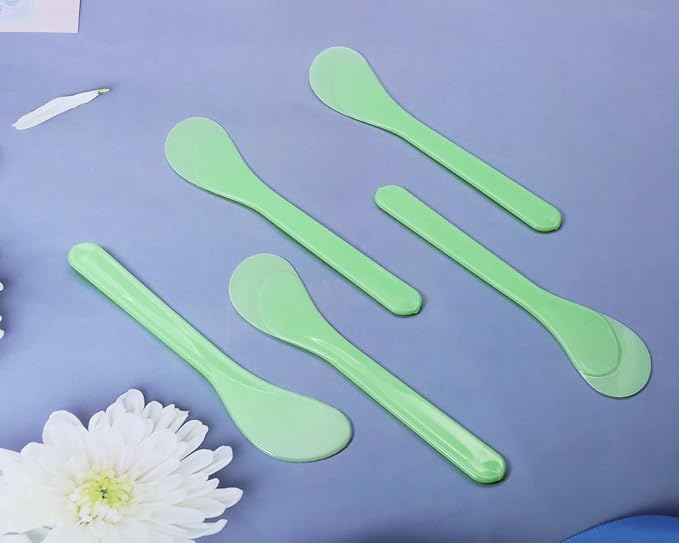 ONLYKXY 5pcs 5inch Plastic Beauty Spoon Facial Cream Brush Makeup Scoop Mud Reusable Cosmetic Dig Scoop Spatula Mask Tip for Lotions Moisturizers Home Salon DIY Facemask Mixing Sampling (Light Green)