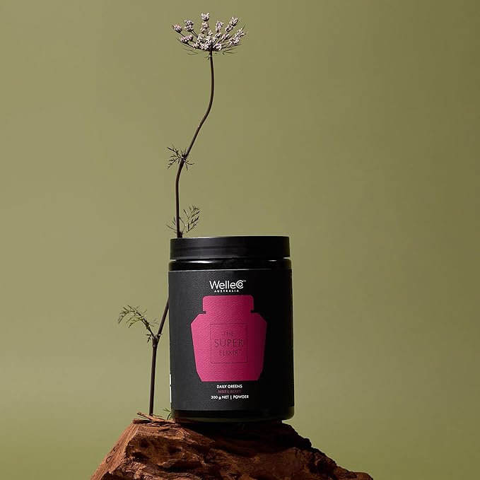WelleCo The Super Elixir Daily Greens Powder, Probiotic Drink Mix with Whole Foods, Gluten Free, Vegan Gut Health Powder, Energy, Immunity, Healthy Skin, Hair & Nails (300g, Mixed Berry)